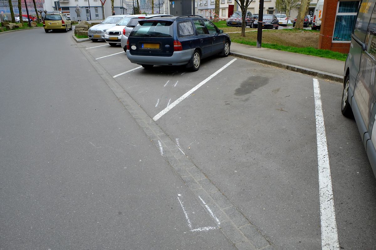 Am Dernier Sol war der Fahrer offenbar auf den Bürgersteig aufgefahren (Stelle vom grünen Auto verdeckt) und hatte dann den Wagen energisch im Rückwärtsgang beschleunigt.