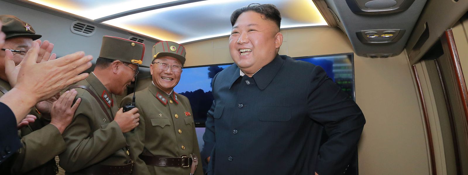 Kim Jong Un verfolgte den Raketentest auf einem Flugplatz im westlichen Teil von Nordkorea.