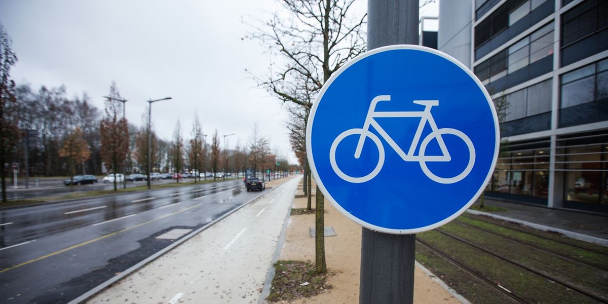 Der bidirektionale Radweg führt entlang der Tramstrecke in der Avenue J.F. Kennedy vom Turbokreisverkehr Serra bis zur Kreuzung mit dem Boulevard Adenauer.