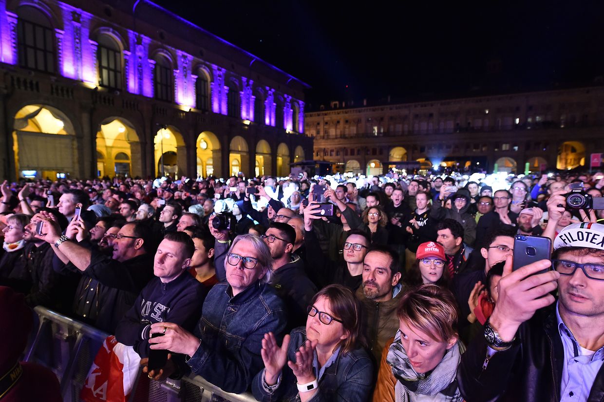 Viele Zuschauer hatten sich auf der Piazza Maggiore eingefunden.