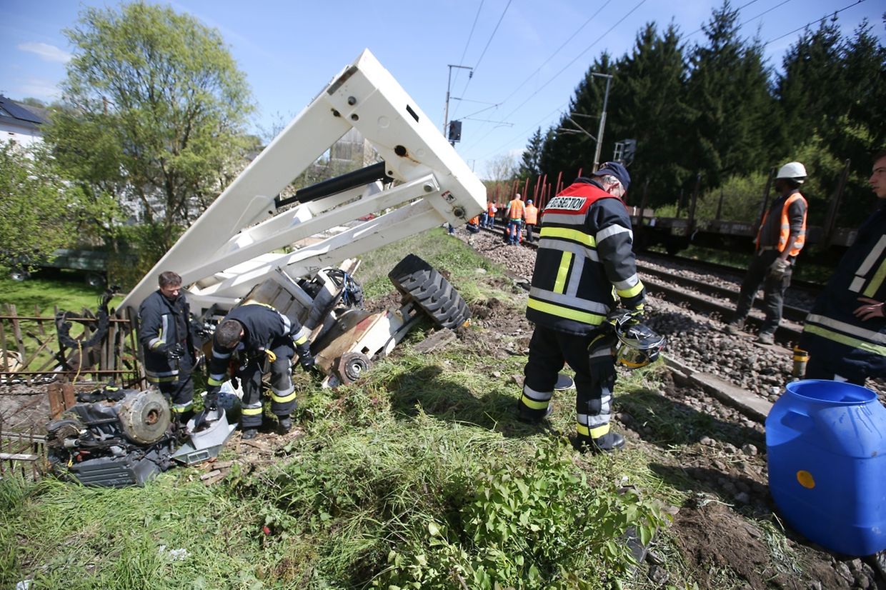 Bei der Kollision eines Güterzungs mit einem Hublift an einer Bahnschranke in Manternach wurde der Lokführer leicht verletzt.