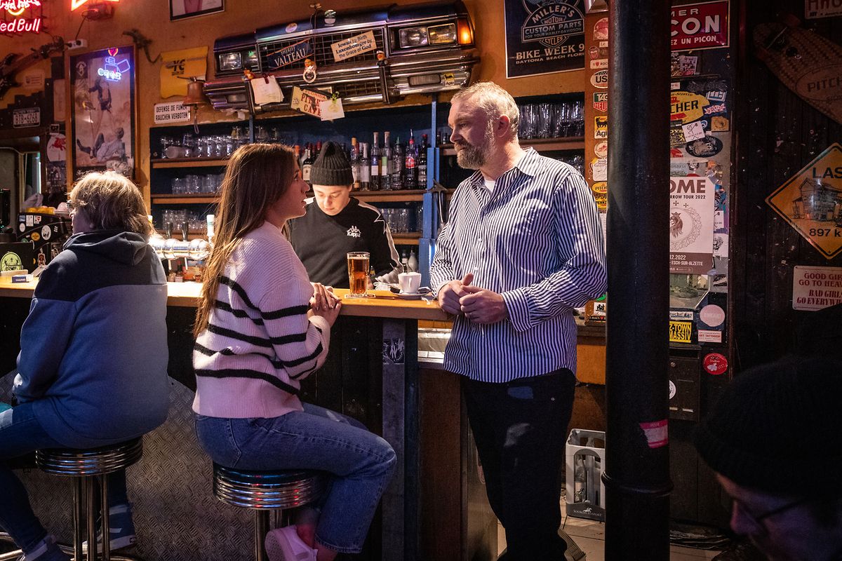 Avec Steve Faltz, du LSAP, au café Pitcher, l'un des rares lieux de rencontre pour les jeunes dans la ville.