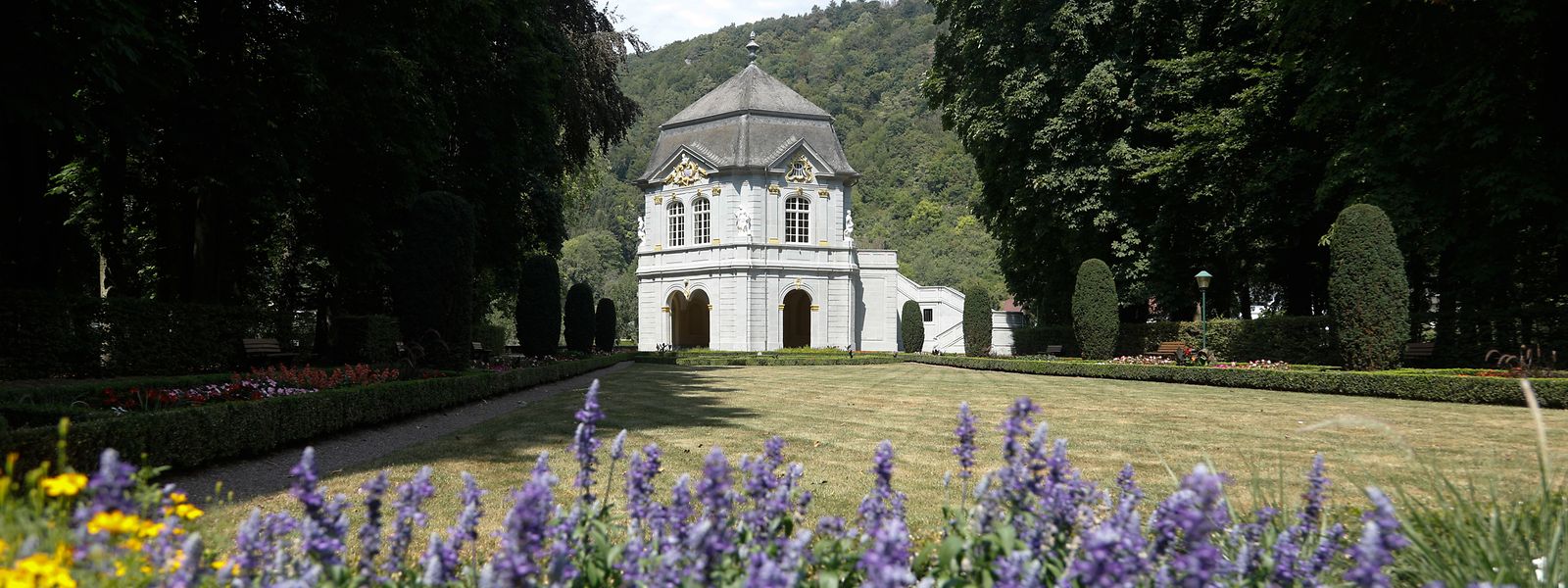 Le pavillon rococo se trouve dans l'orangerie de l'abbaye d'Echternach. Il a été construit en 1761 par Paul Mungenast.