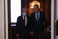 António Guterres em visita a Moscovo esta segunda-feira, para reuniões com o ministro dos Negócios Estrangeiros, Sergei Lavrov (à direita), e com o presidente russo Vladimir Putin sobre a guerra na Ucrânia.