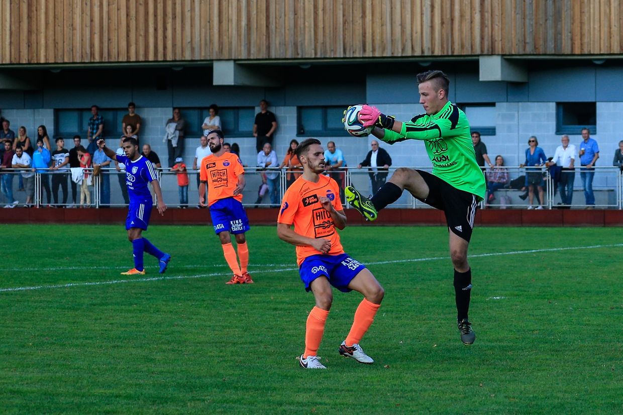 Lintgen - Lorentzweiler 4-1- Jeff Bierchen s'interpose devant Johnny Pintar.