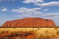 ARCHIV - 19.09.2019, Australien, Uluru: Australiens «Heiliger Berg», der Uluru (Ayers Rock). Auf Bitten der Aborigines-Ureinwohner ist der Aufstieg auf den Uluru nach dem 25. Oktober 2019 verboten. Foto: Christoph Sator/dpa +++ dpa-Bildfunk +++