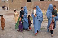 TOPSHOT - Members of an internally displaced Afghan family who left their home during the ongoing conflict between Taliban and Afghan security forces arrive from Qala-i- Naw, in Enjil district of Herat, on July 8, 2021. (Photo by Hoshang Hashimi / AFP)