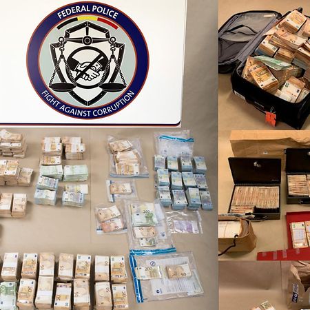 Une image polycopiée mise à disposition par la police judiciaire fédérale de Belgique le 14 décembre 2022 montre une combinaison d'images montrant plusieurs centaines de milliers d'euros trouvés dans une chambre d'hôtel.