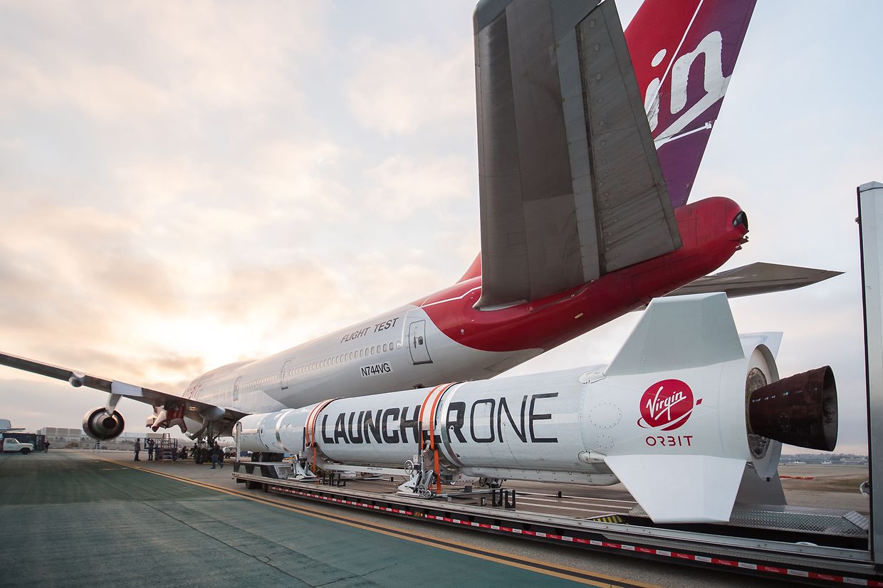 El Boeing 747-400 modificado con el cohete adjunto que se suelta en pleno vuelo y pone en órbita el satélite, a través del sistema LauncherOne.