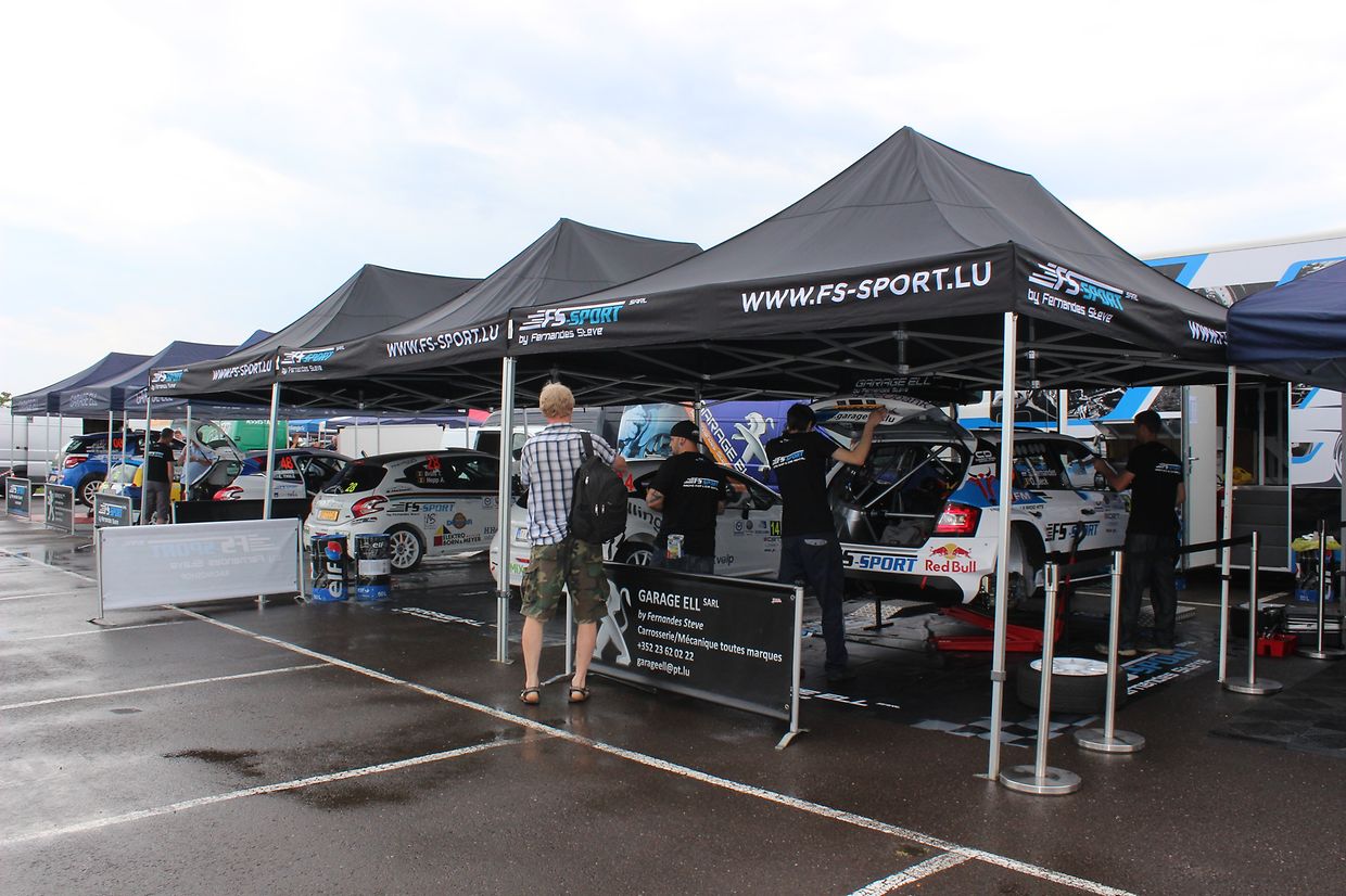 O organização e rigor no ’paddock’ durante a preparação para o rali.