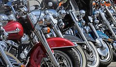 ARCHIV - 25.06.2010, Hamburg:  Motorräder stehen  aufgereiht bei den «Harley Days 2010». Am 22. Juni 2018 beginnen die Harley Days in Hamburg. Foto: Fabian Bimmer/dpa +++ dpa-Bildfunk +++