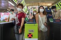 People wear protective facemasks at the city's commuter train station in Bangkok on January 28, 2020. - Thailand has detected 14 cases so far of the novel coronavirus, a virus similar to the SARS pathogen, an outbreak which began in the Chinese city of Wuhan. (Photo by Romeo GACAD / AFP)
