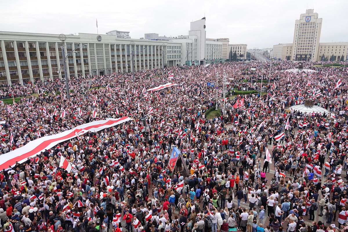 23. August, Minsk: Tausende Menschen versammeln sich auf dem Platz der Unabhängigkeit zu einem Protest.