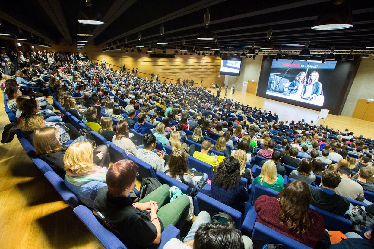Der große Hörsaal ist für 750 Zuhörer geschaffen. Am Montag füllten ihn schätzungsweise 900 Studenten.