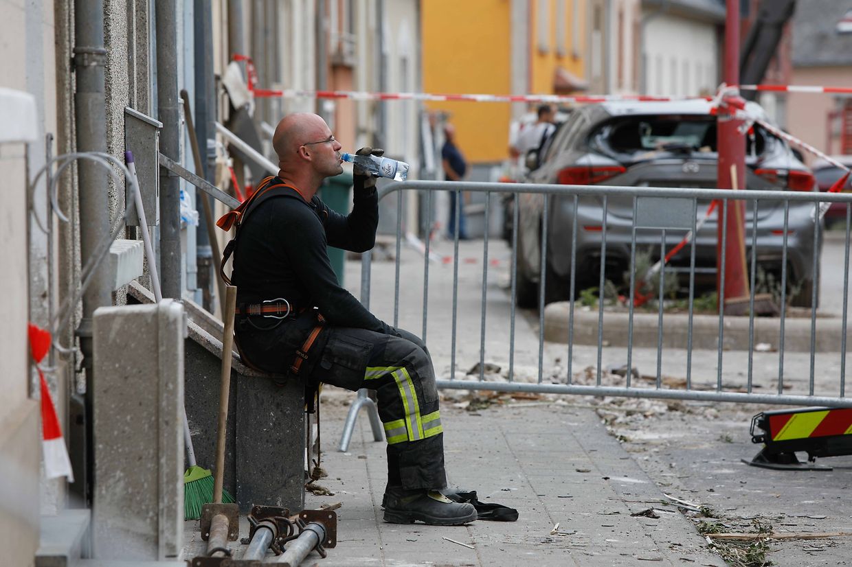 Lokales, online, Pétange, Petingen,  rue Neuve,  ,Tornado, Sturm, 2. Tag, Helfer, Aufräumarbeiten,   Foto: Anouk Antony/Luxemburger Wort