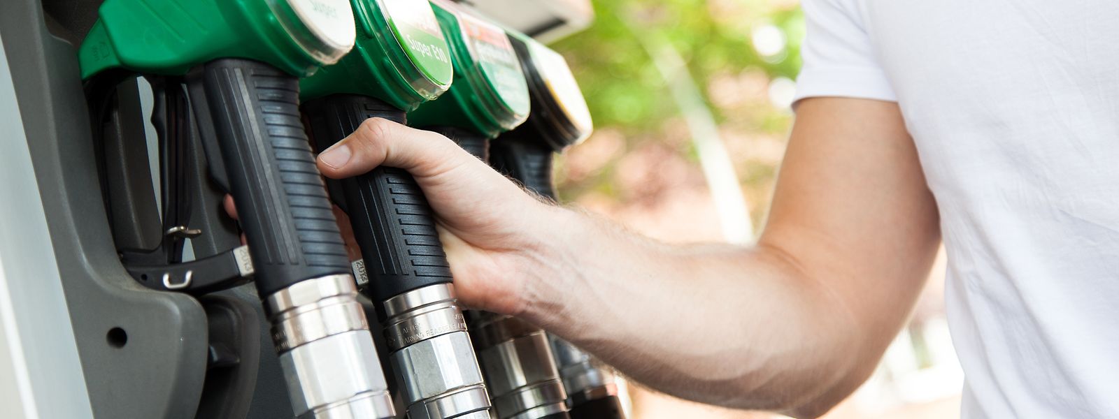Benzin wird leicht teurer, der Dieselpreis fällt deutlich.
