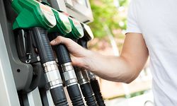 ILLUSTRATION - Zum Themendienst-Bericht vom 23. April 2020: Sprit ist in Corona-Zeiten günstig - Autofahrer sollten aber nicht auf die Idee kommen, jetzt größere Kanister vollzutanken und sie im Auto zu lagern. Foto: Christin Klose/dpa-tmn - Honorarfrei nur für Bezieher des dpa-Themendienstes +++ dpa-Themendienst +++