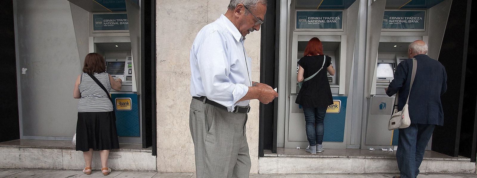 Unmittelbar nach der Referendumsankündigung bildeten sich vor den Geldautomaten in Griechenland lange Schlangen. Einige Geldautomaten waren wegen des Ansturms leer, berichteten Augenzeugen.