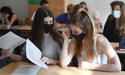 Students of the eleventh grade sit with face masks in a classroom of the Phoenix high school in Dortmund, western Germany, on August 12, 2020, amid the novel coronavirus COVID-19 pandemic. - Schools in the western federal state of North Rhine-Westphalia re-started under strict health guidelines after the summer holidays. (Photo by Ina FASSBENDER / AFP)