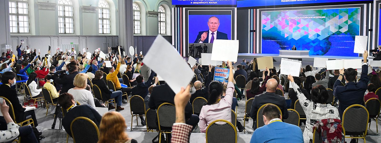 Der russische Präsident Wladimir Putin hält zwar noch, wie hier am 23. Dezember 2021, seine jährliche große Pressekonferenz ab. Doch die Medien in seinem Land sind allesamt unterdrückt und auf Linie gebracht.
