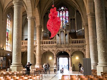 Coração Independente de Joana Vasconcelos na catedral 