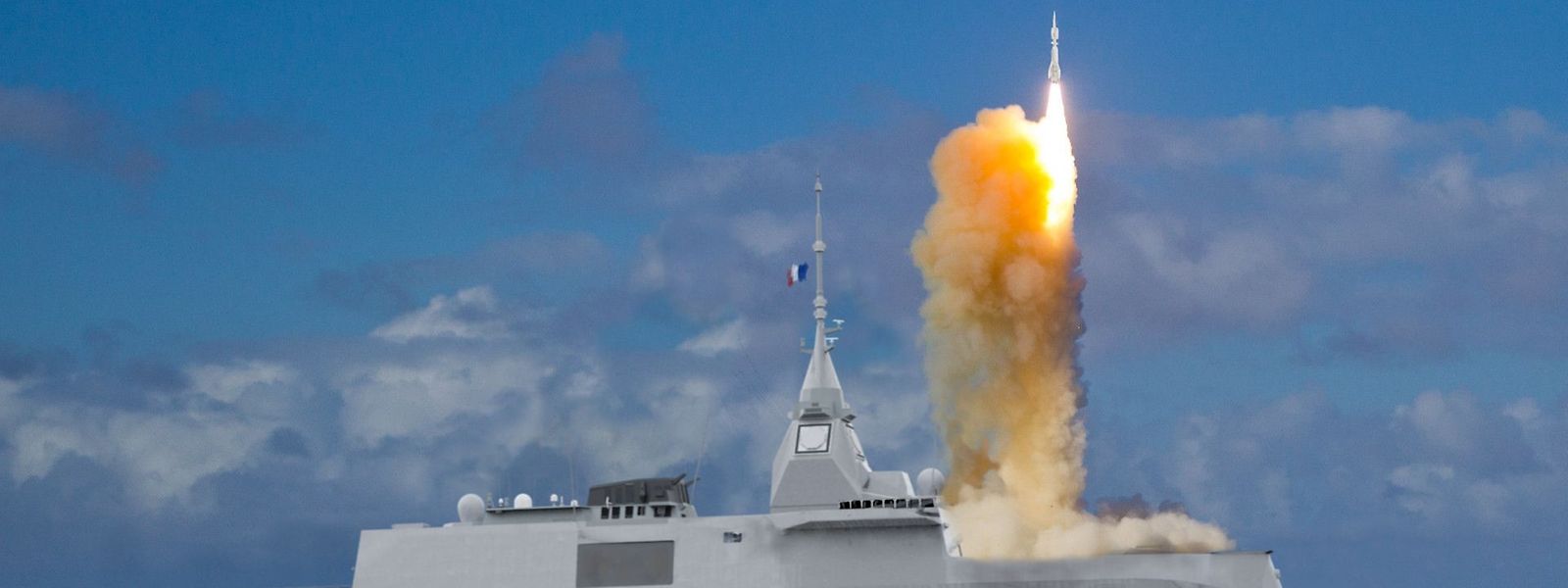 Lançamento de um míssil Aster da marinha francesa