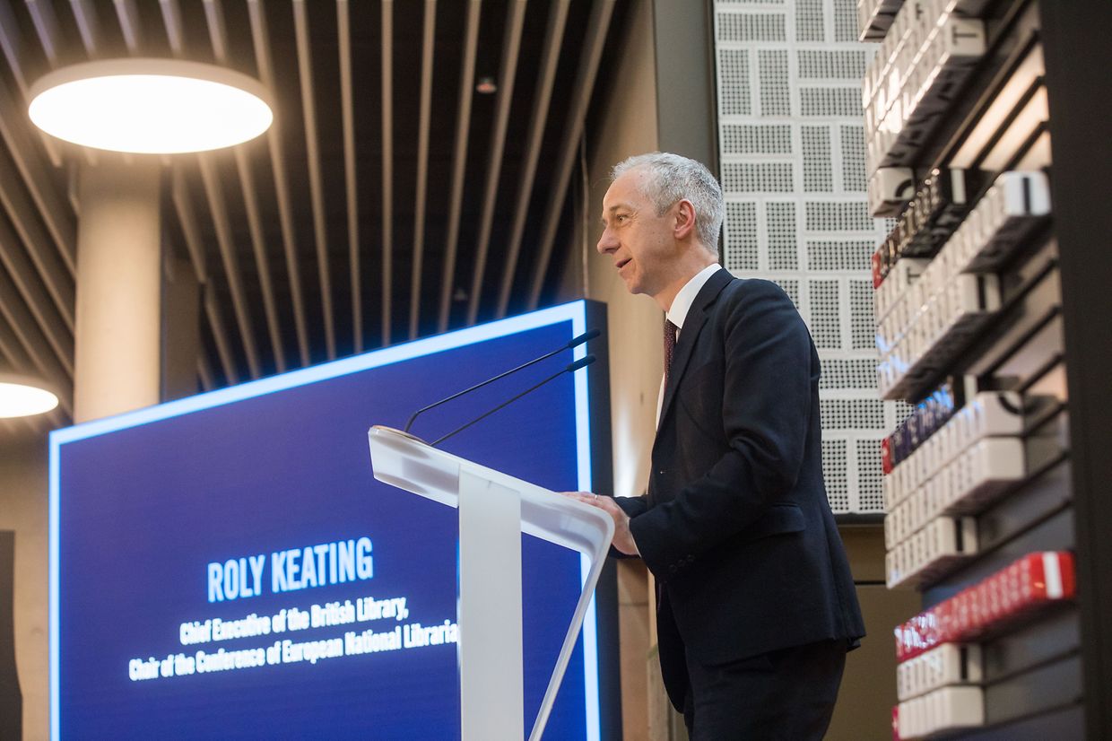 „Wir leben in einer hybriden Welt, in der sich das Digitale und das Physische die Waage halten“, meinte Rolly Keating, Vorsitzender der „Conference of European National Librarians“, und fügte hinzu, „je digitaler die Welt wird, je länger wird auch die Warteschlange vor jeder Bibliothek.“ 