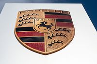 ARCHIV - 08.11.2021, Baden-Württemberg, Stuttgart: Das Logo der Porsche AG ist vor leicht bewölktem Himmel zu sehen. (zu dpa: «Porsche lockt Anleger vor Börsengang mit hohen Renditezielen») Foto: Marijan Murat/dpa +++ dpa-Bildfunk +++