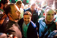 21.04.2019, Ukraine, Kiew: Wolodymyr Selenskyj (M) geht durch eine Menschenmasse in seinem Hauptquartier. Selenskyj kam demnach bei der Stichwahl in der Ex-Sowjetrepublik auf rund 73 Prozent der Stimmen. Der Amtsinhaber Poroschenko, dem er immer wieder Korruption vorwarf, erlitt eine Niederlage. Foto: Jakub Kotian/TASR/dpa +++ dpa-Bildfunk +++