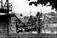 Nach der Zerstörung bleiben die Brückenteile bis 1941 im Fluss liegen. 