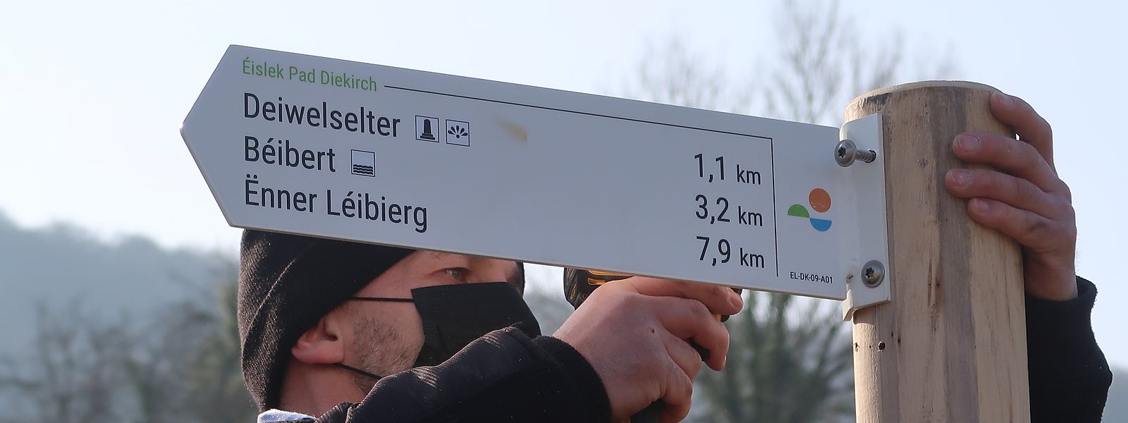 Die neuen Wegweiser sind dem nationalen Design Luxembourg for Tourism angepasst. Rund 2.000 davon werden bis Juni auf den überarbeiteten Wanderwegen im ganzen Ösling installiert.