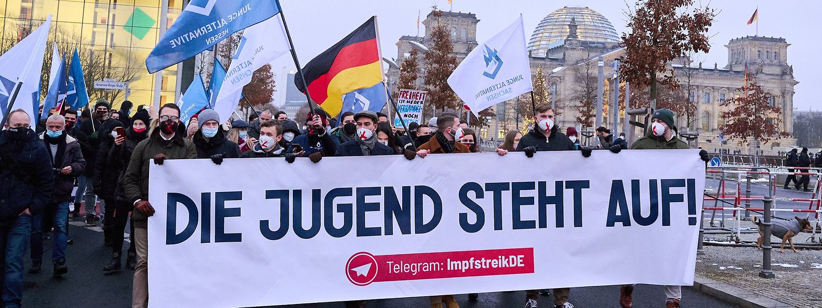 Die AfD - hier Mitglieder ihrer Jugendorganisation bei einer Berliner Demonstration gegen eine Impfpflicht - wird vom Verfassungsschutz beobachtet.