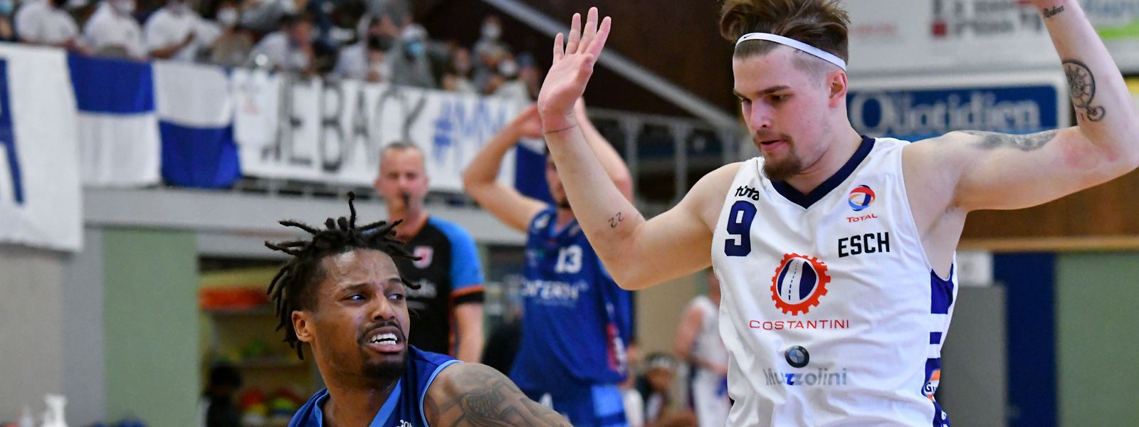 Ben Kovac (r.), hier gegen Conterns Vincent Shahid, unterstützt die Escher in den Play-offs.