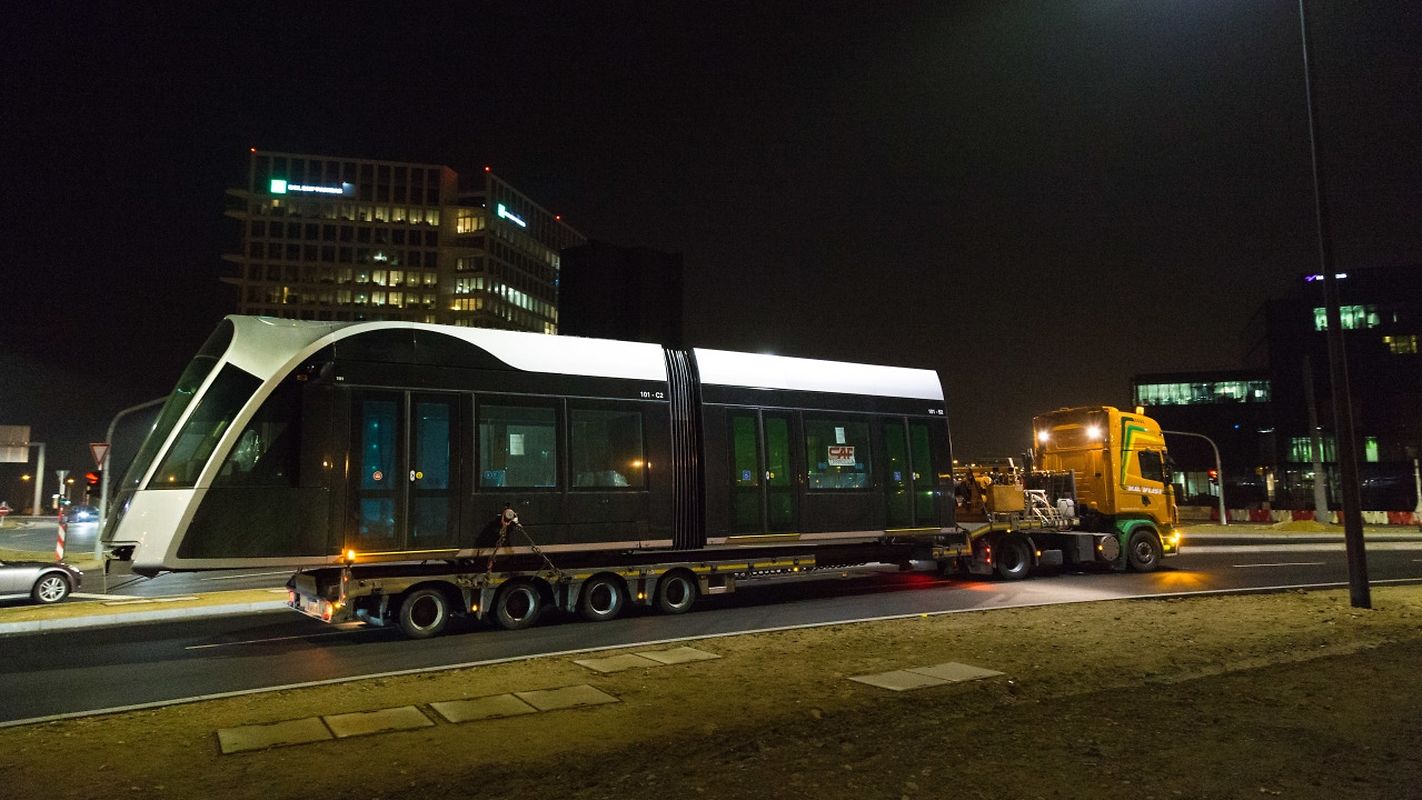 Per Schwertransport erreichen die zwei Straßenbahn-Teilstücke ihren Bestimmungsort in Kirchberg.