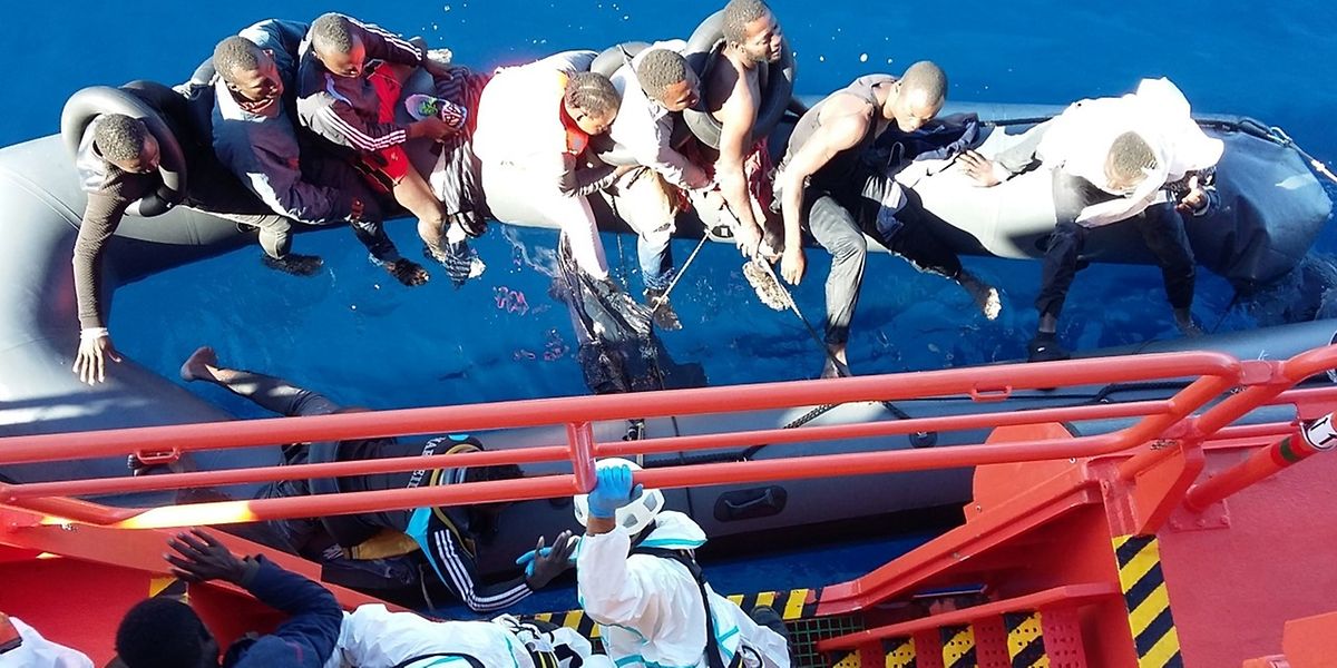 Die spanische Küstenwacht rettet Afrikaner von einem Schlauchboot vor Spanien. Zwischen Marokko und dem europäischen Staat ist die Distanz über das Meer gering.