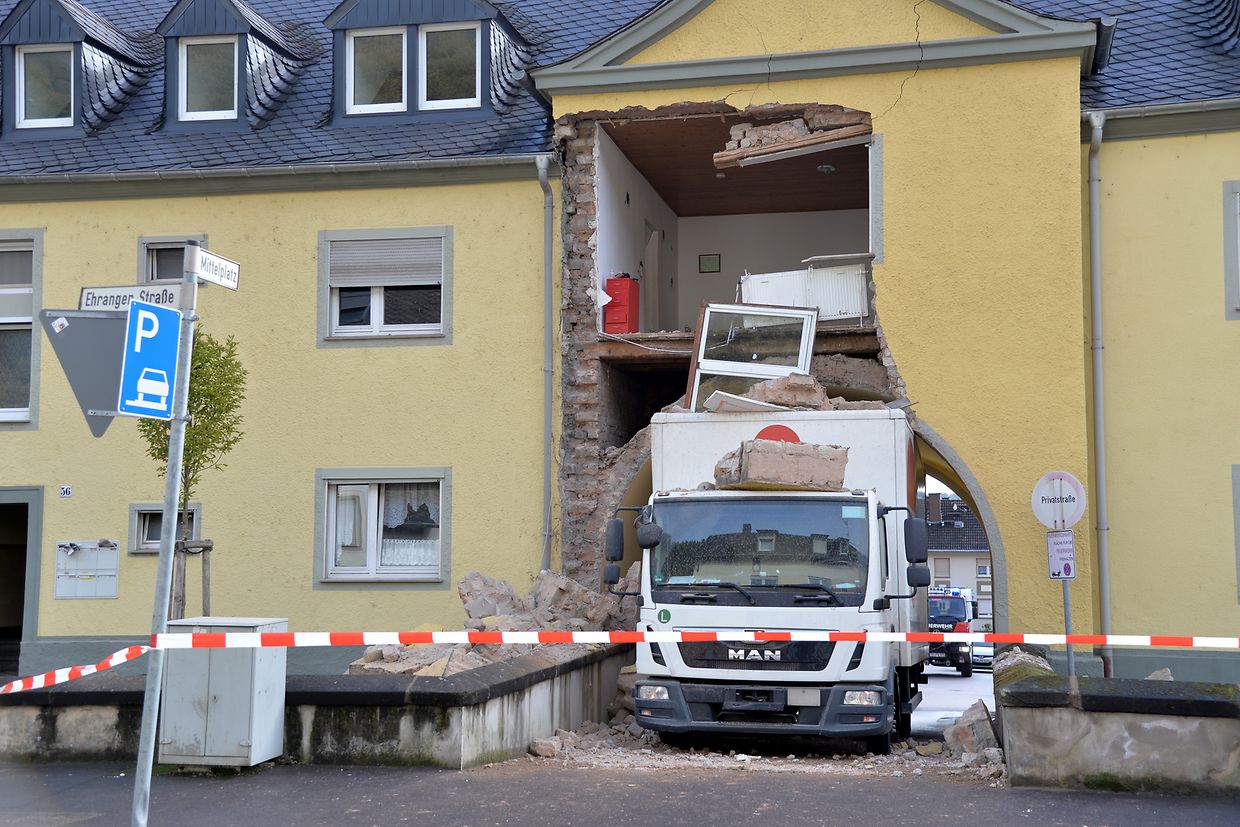 Ein Miet-Lastwagen steckt in einer Hausdurchfahrt auf dem Mittelplatz in Trier fest. Teile eines darüber gelegenen Mehrfamilienhauses sind dabei eingestürzt, verletzt wurde niemand. 