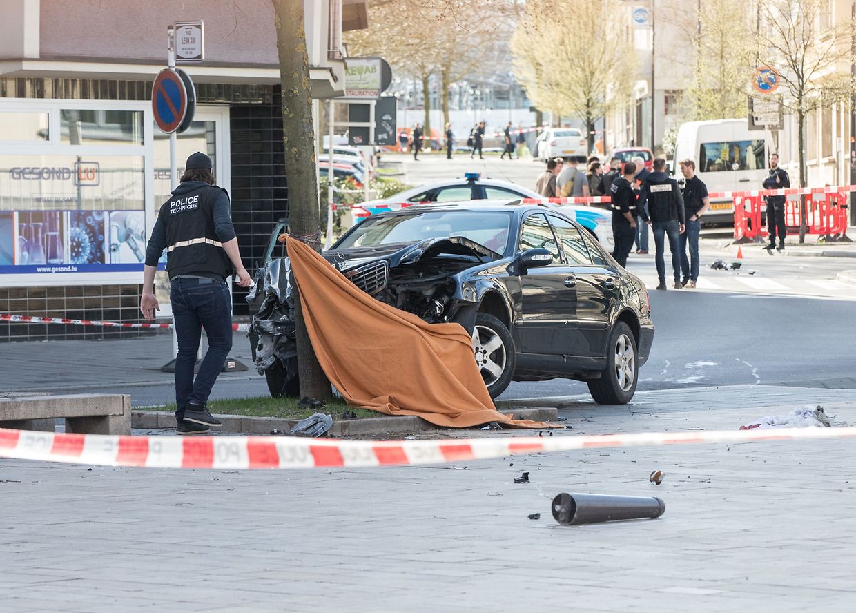 Das Auto fuhr nach der Schussabgabe gegen einen Baum.