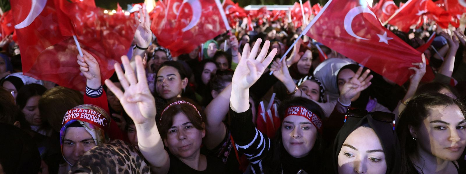 Anhänger des türkischen Präsidenten feiern nach dessen Sieg in der zweiten Runde der Präsidentschaftswahlen in Ankara.