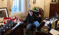 Apoiante de Trump dentro do gabinete de Nancy Pelosi, porta-voz da Casa dos Representantes, após a invasão ao Capitólio na semana passada. 