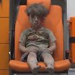 Es ist eines von mehreren Bildern, die den Schrecken des Syrienkrieges in die Welt trugen: Das Foto des kleinen Omran, der nach einem Luftangriff im Rettungswagen sitzt.