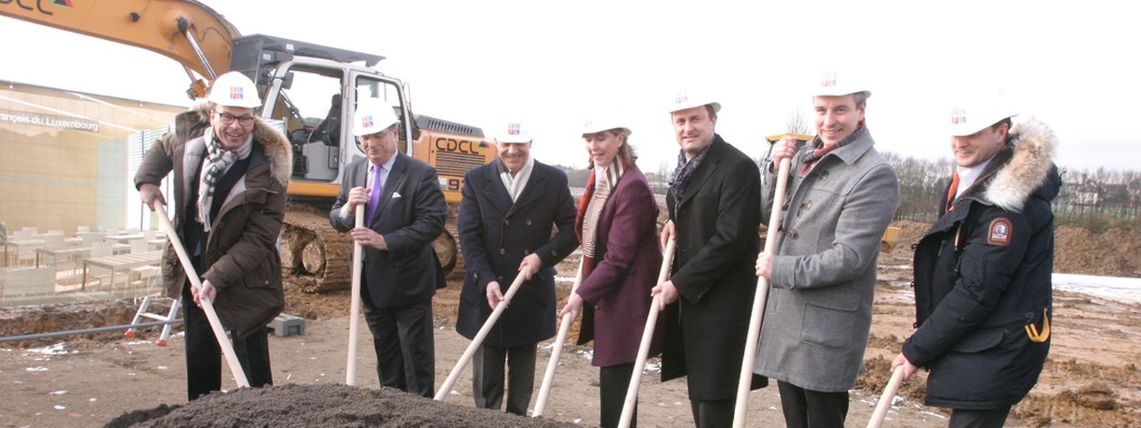Entouré de Lydie Polfer (bourgmestre de Luxembourg) à sa droite, et de Claude Meisch (ministre de l'Education nationale) à sa gauche), le Premier ministre, Xavier Bettel -ancien bourgmestre de Luxembourg-ville- a rappelé que "la communauté française est la première communauté représentée aujourd'hui à Luxembourg".