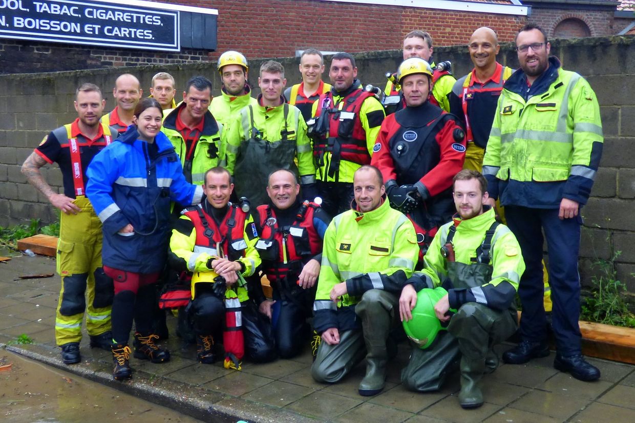 Après la mission, petit moment de confraternité entre pompiers belges et luxembourgeois engagées sur les inondations en Wallonie.