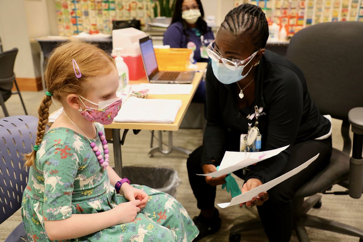 Criança no centro de vacinação do Hospital Pediátrico de Cincinnati, EUA