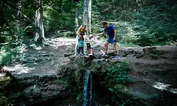 Lokales, Illustration, Hunnebuer, Tourismus, Ferien in Luxemburg, Urlaub im Sommer  Foto: Anouk Antony/Luxemburger Wort