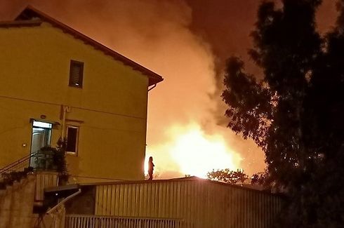 HANDOUT - 09.08.2021, Italien, Cammarata: Carabinieri haben hier einen Mann festgenommen, der einen Großbrand gelegt hat. War es die berühmte weggeworfene Kippe, der Funke eines Strommastes oder wirklich Brandstiftung? Angesichts der Brände in Südeuropa wird heiß diskutiert. Auch dieses Mal gibt es Festnahmen und viele Theorien. (zu dpa "Waldbrände - die schwere Suche nach dem ersten Funken") Foto: Carabinieri/dpa - ACHTUNG: Nur zur redaktionellen Verwendung im Zusammenhang mit der aktuellen Berichterstattung und nur mit vollständiger Nennung des vorstehenden Credits +++ dpa-Bildfunk +++