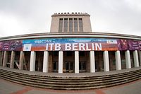 28.02.2020, Berlin: "Welcome to ITB Berlin" steht auf einem Schild über dem Eingang zur Messe Berlin. Derzeit ist unklar, ob die Internationale Tourismus Börse wegen des Coronavirus stattfinden wird. Foto: Paul Zinken/dpa +++ dpa-Bildfunk +++