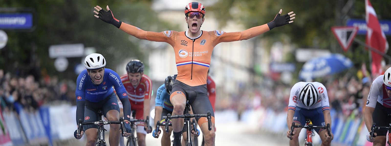 Nils Eekhoff jubelt, Weltmeister wird aber Samuele Battistella (l.).