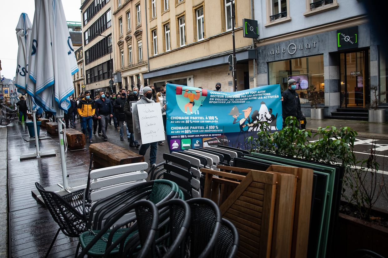 Hunderte Menschen haben sich am Samstagnachmittag während eines Protestzuges in der Hauptstadt dafür ausgesprochen, dass Cafés und Restaurants wieder öffnen dürfen.