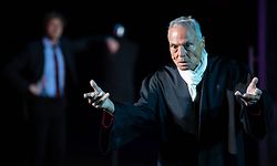 ARCHIV - 04.07.2019, Hessen, Bad Hersfeld: Schauspieler Dieter Laser agiert während der Medienprobe des Schauspiels "Der Prozess" bei den 69. Bad Hersfelder Festspielen auf der Bühne. Der Schauspieler Dieter Laser ist tot. Foto: Swen Pförtner/dpa +++ dpa-Bildfunk +++