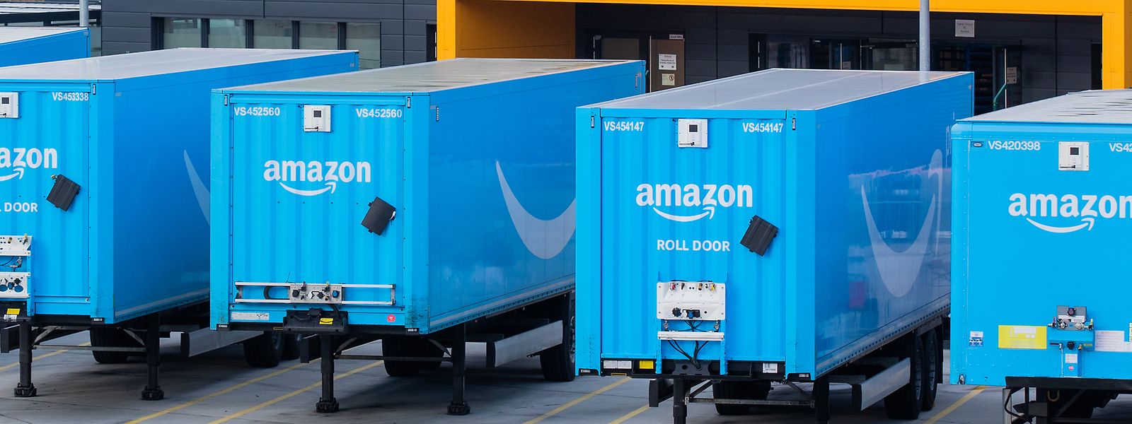 In den Logistikzentren des Versandhändlers Amazon ist seit der Pandemie besonders viel los - und auch auf den Webseiten des Unternehmens.